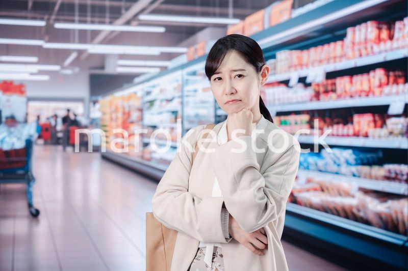 スーパーで物価高に苦しむ女性