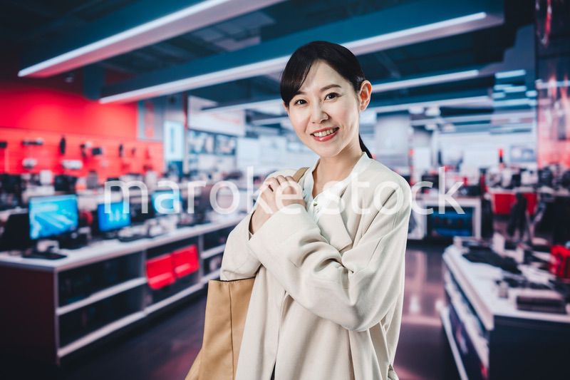 家電量販店で買い物をする女性