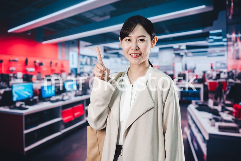 家電量販店で買い物をする女性