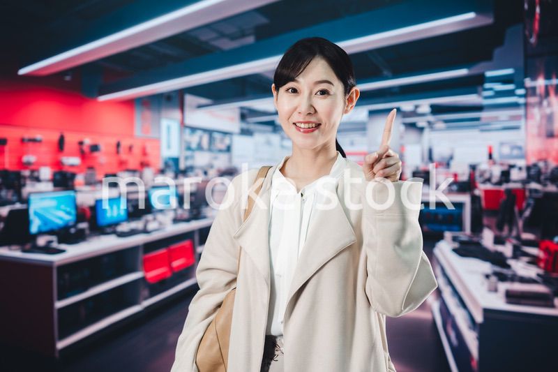 家電量販店で買い物をする女性
