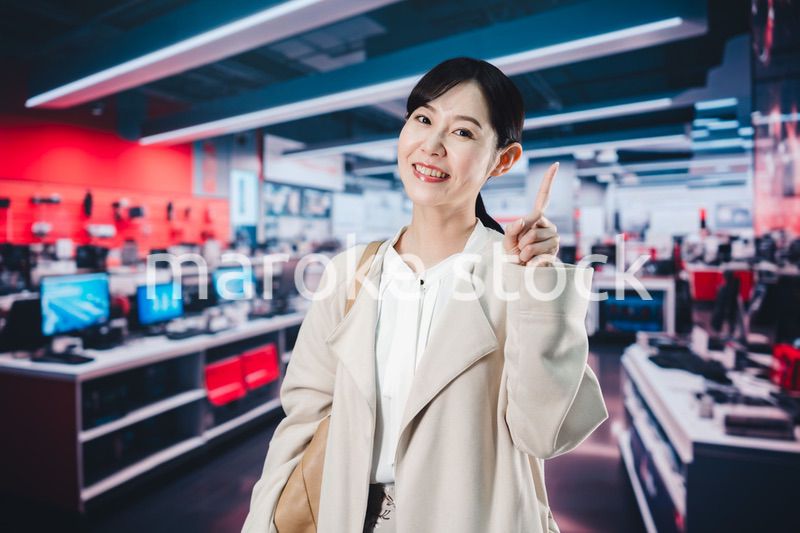 家電量販店で買い物をする女性
