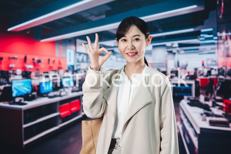 家電量販店で買い物をする女性