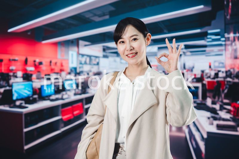家電量販店で買い物をする女性