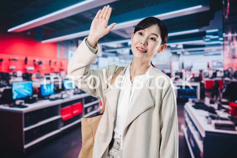 家電量販店で買い物をする女性