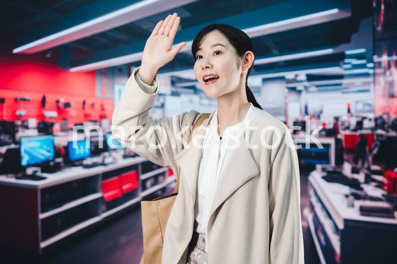 家電量販店で買い物をする女性