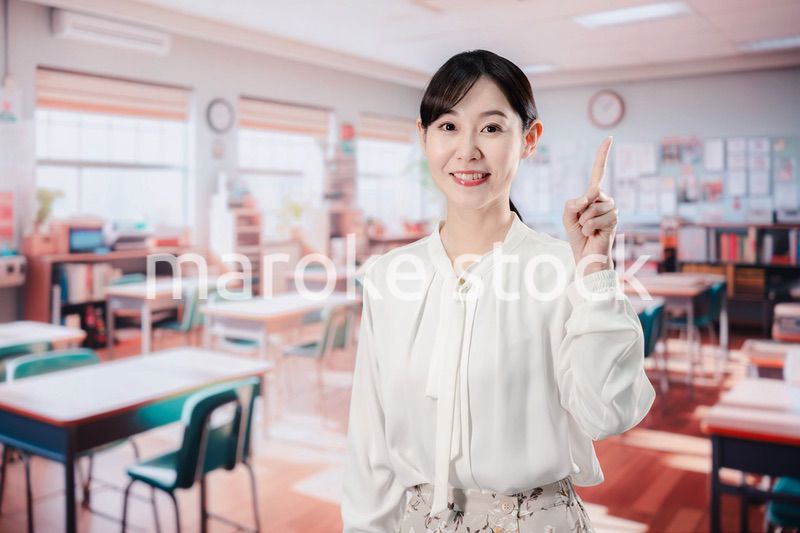 教室で仕事をする教師の女性