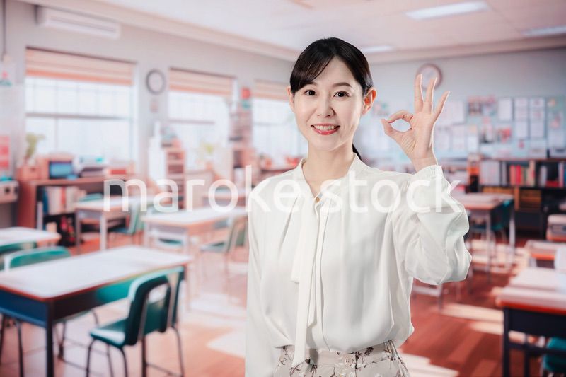 教室で仕事をする教師の女性