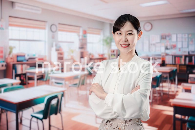 教室で仕事をする教師の女性