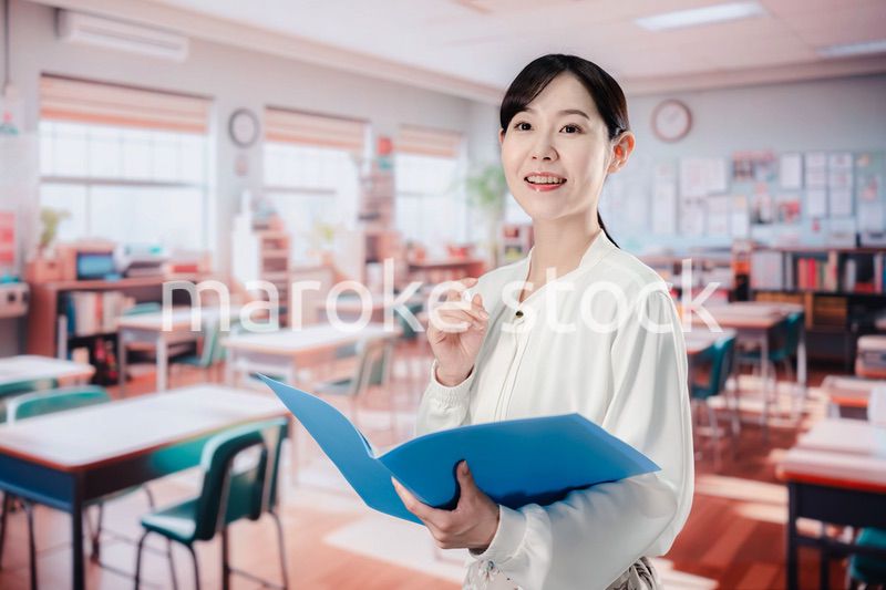 教室で仕事をする教師の女性