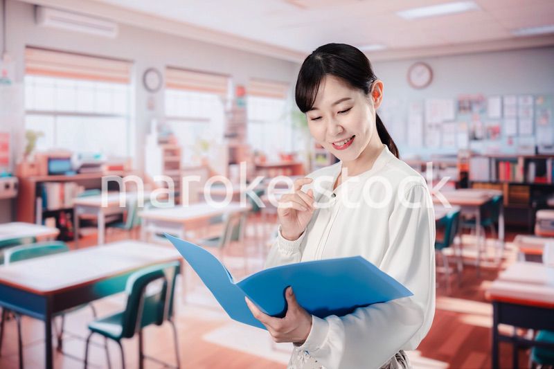 教室で仕事をする教師の女性