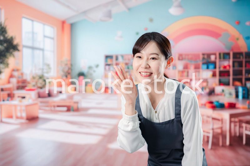 子供と仲良く接する保育士