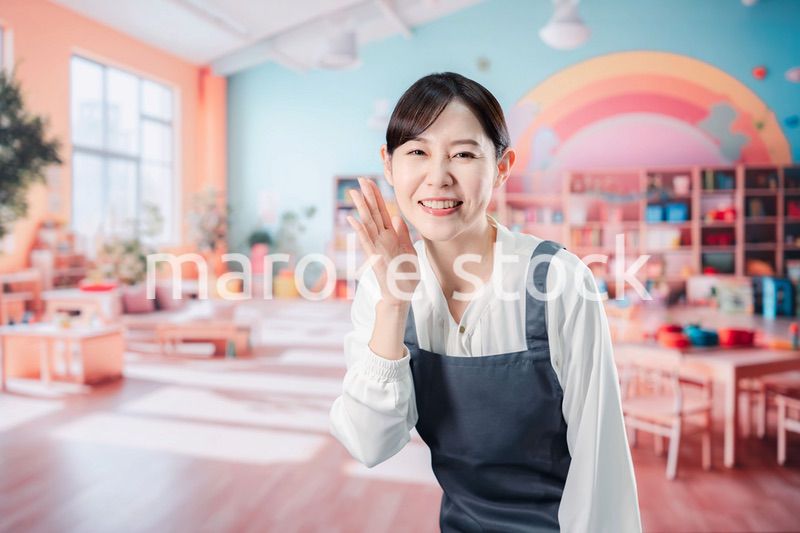 子供と仲良く接する保育士