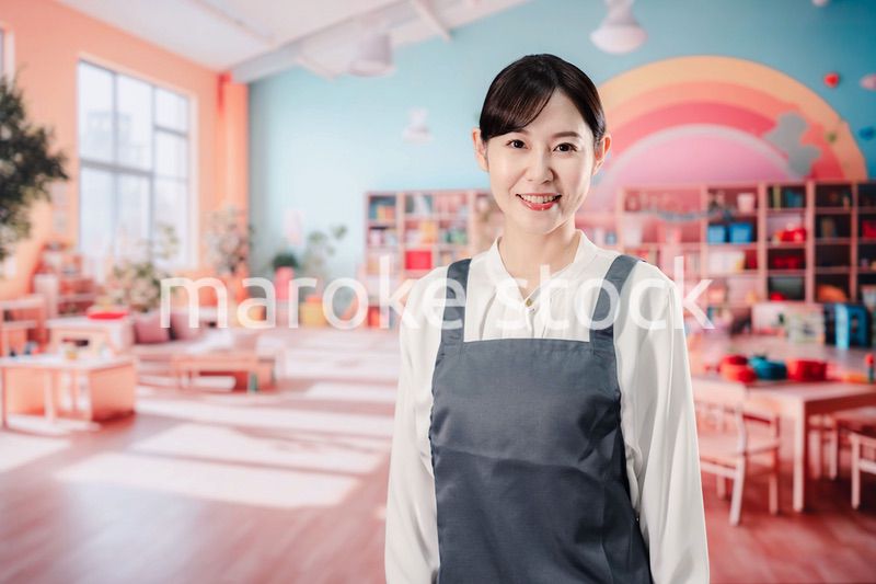 笑顔で仕事をする保育士