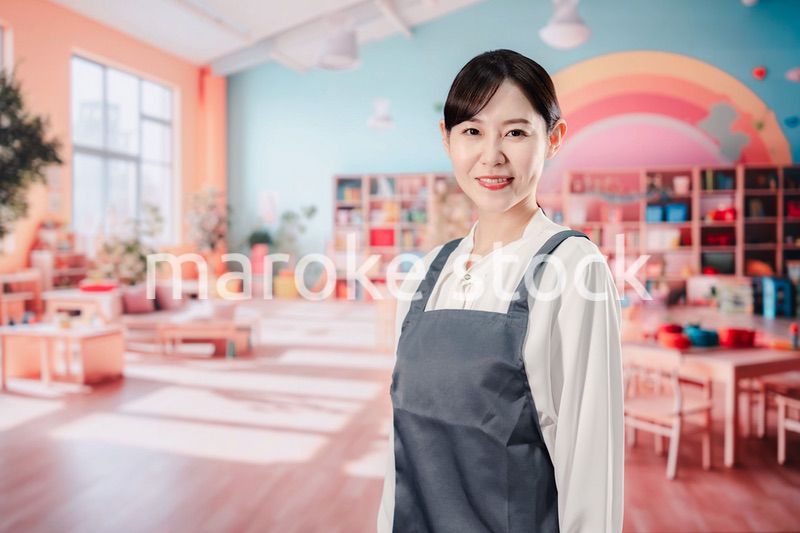 笑顔で仕事をする保育士