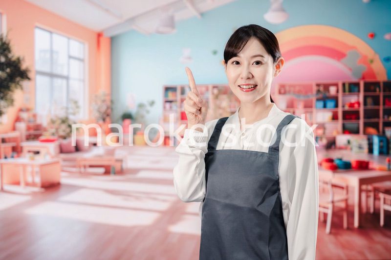 笑顔で仕事をする保育士