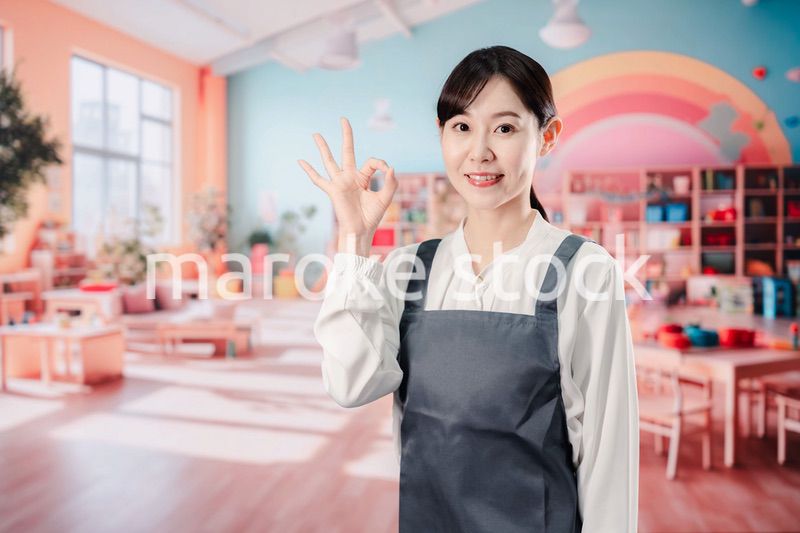 笑顔で仕事をする保育士