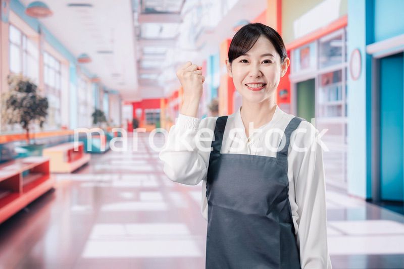 ガッツポーズをする保育士