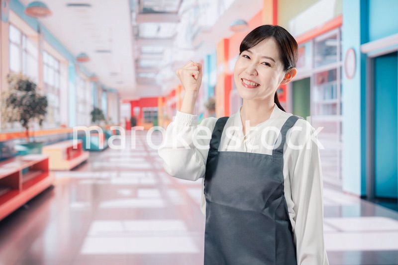 ガッツポーズをする保育士