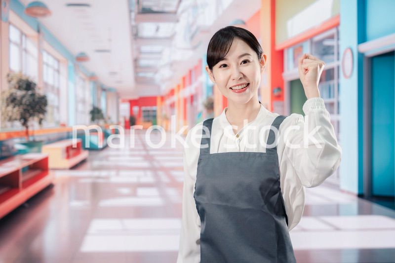 ガッツポーズをする保育士