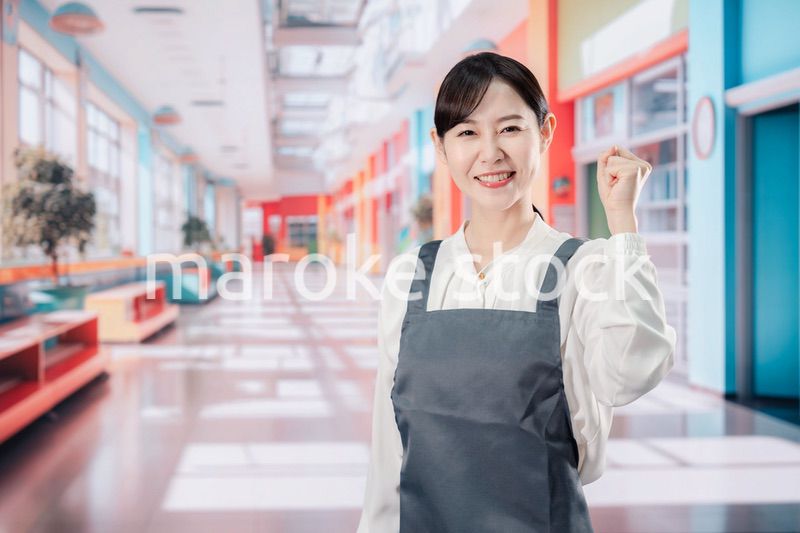 ガッツポーズをする保育士