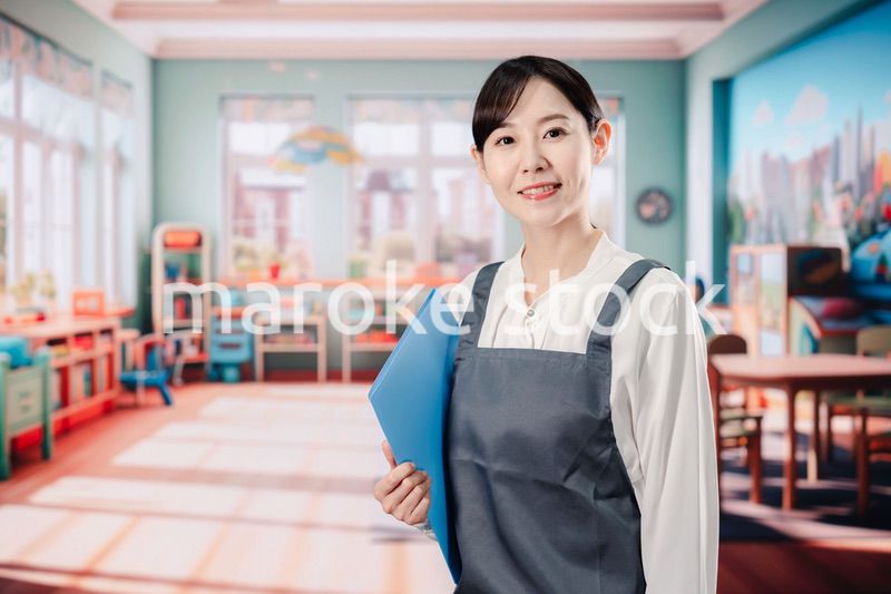 笑顔で仕事をする保育士