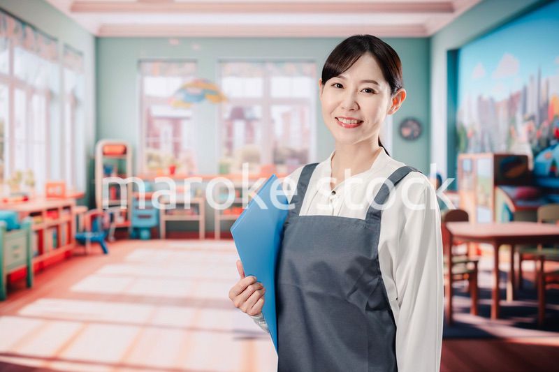 笑顔で仕事をする保育士