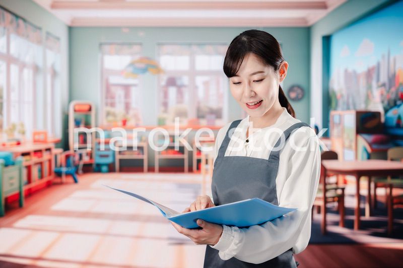 笑顔で仕事をする保育士