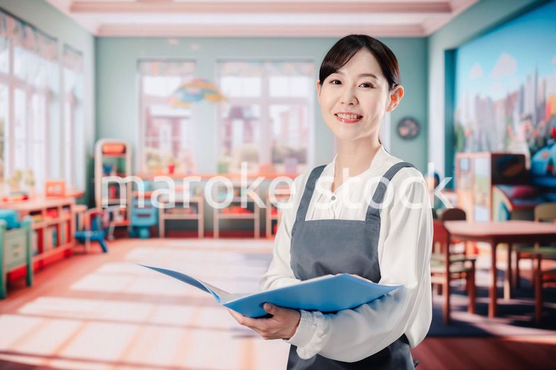 笑顔で仕事をする保育士