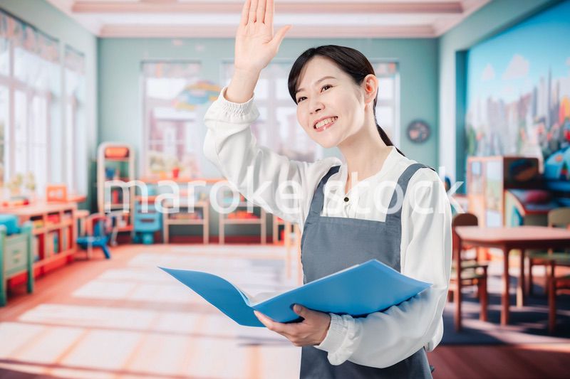 子供と仲良く接する保育士