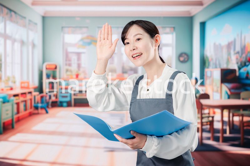 子供と仲良く接する保育士