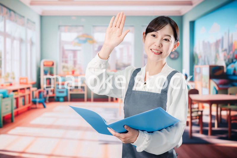 子供と仲良く接する保育士