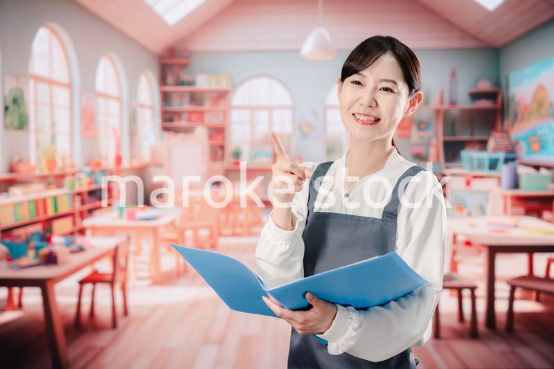 笑顔で仕事をする保育士