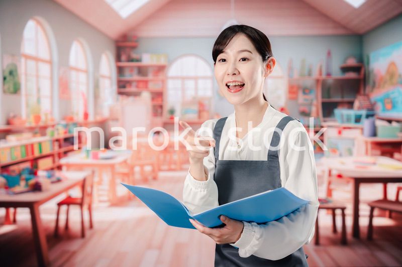 笑顔で仕事をする保育士