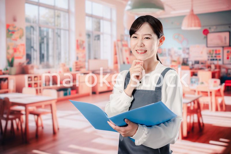 笑顔で仕事をする保育士