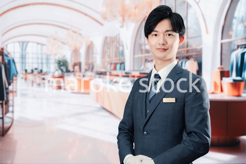 高級ブランド店で接客をする男性スタッフ