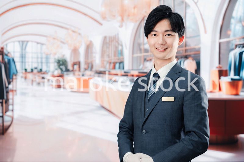 高級ブランド店で接客をする男性スタッフ