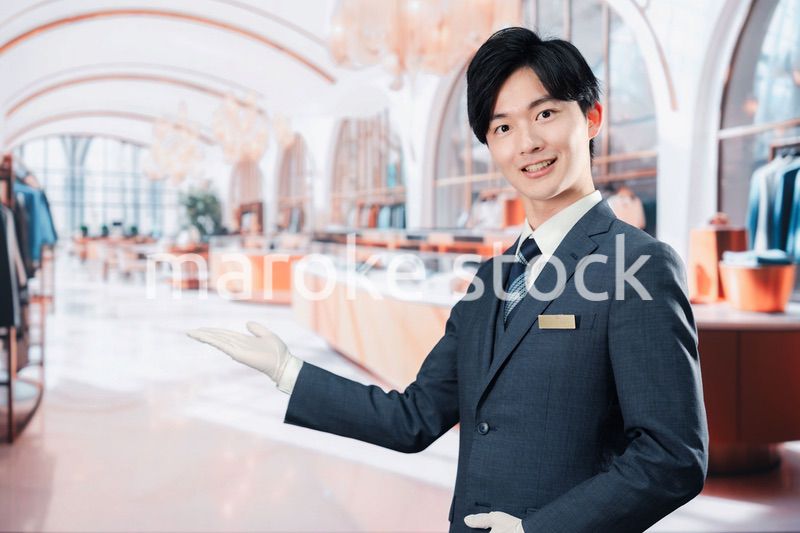 高級ブランド店で接客をする男性スタッフ