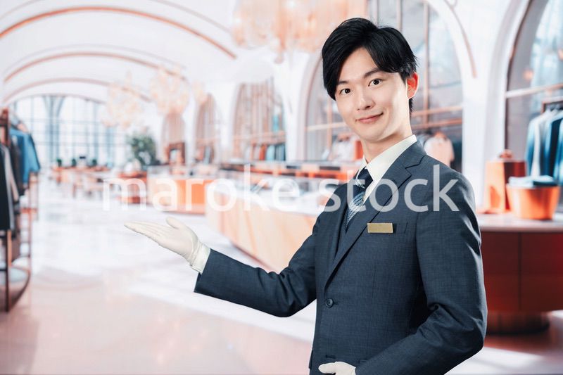高級ブランド店で接客をする男性スタッフ