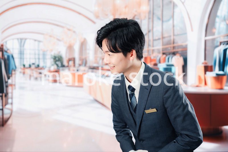 高級ブランド店で接客をする男性スタッフ