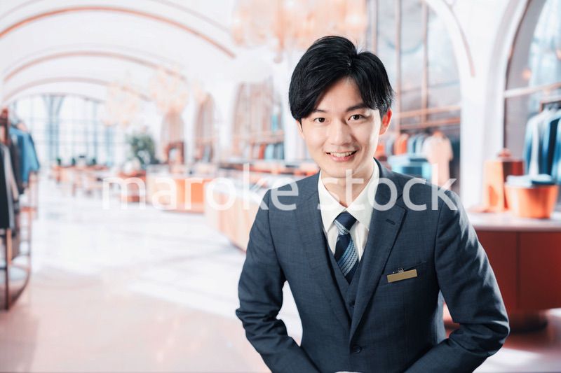高級ブランド店で接客をする男性スタッフ