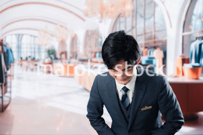 高級ブランド店で接客をする男性スタッフ