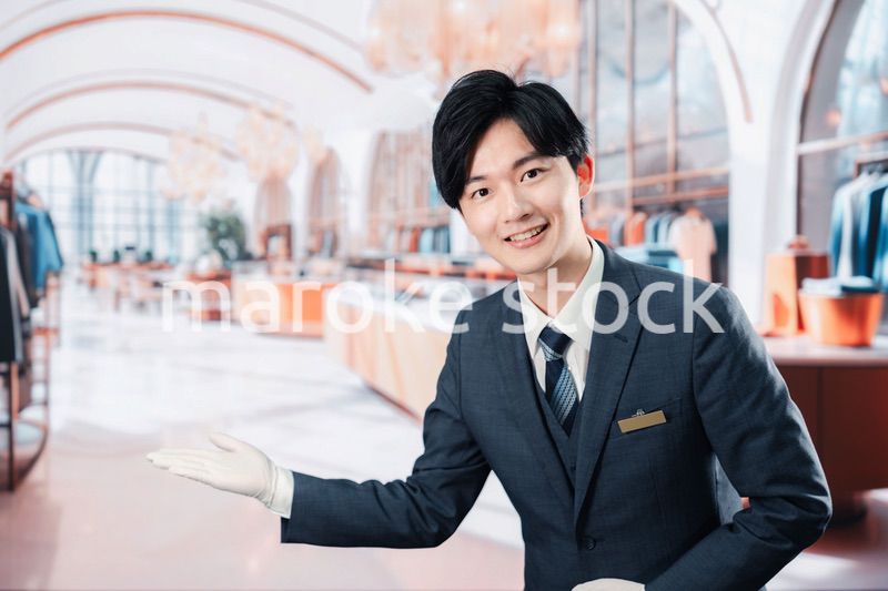 高級ブランド店で接客をする男性スタッフ