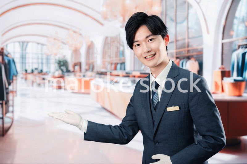 高級ブランド店で接客をする男性スタッフ