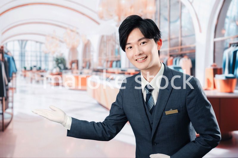高級ブランド店で接客をする男性スタッフ