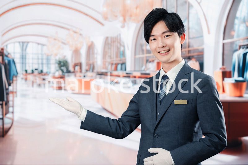 高級ブランド店で接客をする男性スタッフ