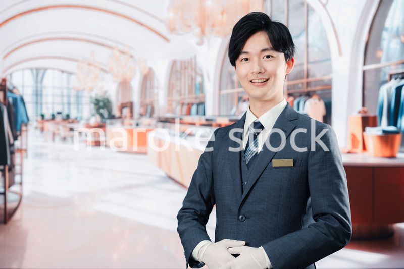 高級ブランド店で接客をする男性スタッフ