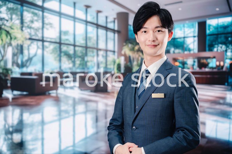 お客様をご案内するホテルマン