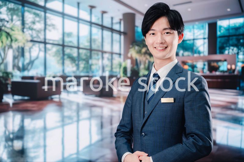 お客様をご案内するホテルマン