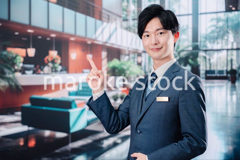 お客様をご案内するホテルマン