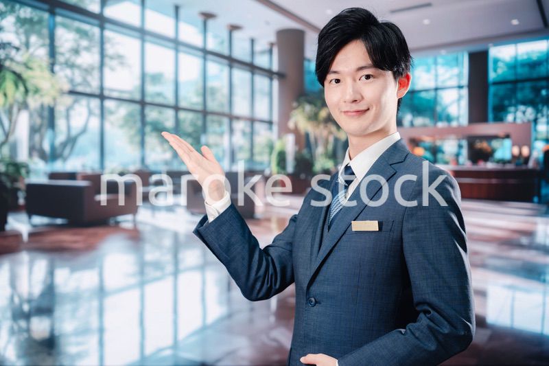 お客様をご案内するホテルマン